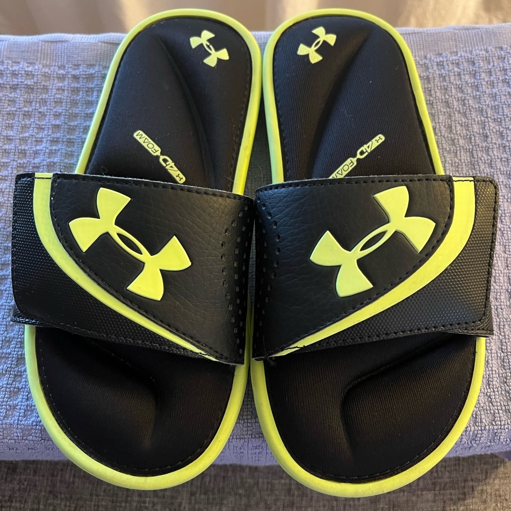 UNDER ARMOUR SLIDES SIZE 3